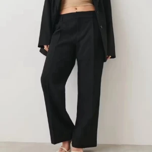 Svarta kostymbyxor Gina tricot - Kostymbyxor från Gina tricot, storlek s! Mycket bra skick😝