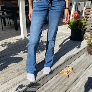 Jeans från lager 157 storlek XXS🍒🤍 - Säljer ett par blåa jeans från lager 157 i storlek XXS. De är i designen Paris core. Midjemåttet är 68cm och innerbenslängden är 82cm.🤍🍒