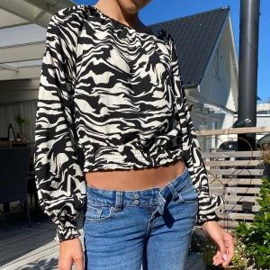 Zebremönstrad blus från H&M🍒🤍 - Säljer en zebramönstrad blus från H&M. Blusen är i storlek S. Blusen ger ett vackert och elegant intryck vilket gör att den passar perfekt för festligare tillställningar 🤍🍒