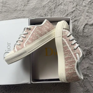 Dior sneakers rosa - Heej! Säljer nu dessa dröm! Skor som jag har använt till speciella tillfällen, som ni kan se är skorna i ett fruktansvärt bra skick, och allt med följer så som box och påse! Skorna är i storlek 39. Tveka inte att höra av er vid minsta lilla fundering 