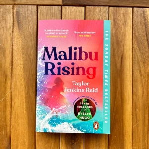 Malibu Rising - Malibu Rising, skriven av Taylor Jenkins Reid är en bok som har varit populär på tiktok och författaren har skrivit andra populära böcker. Boken är oläst och i bra skick.