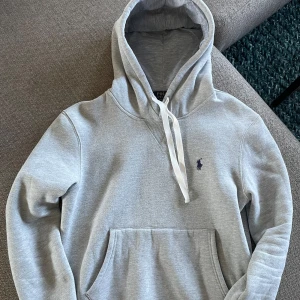 Grå Ralph Lauren hoodie M - |Snygg grå hoodie från Polo Ralph Lauren med klassisk broderad logga på bröstet i nytt skick |Perfekt nu till hösten för chill dagar och enkel att matcha med allt| Modellen på bilden är 185cm/75kg |