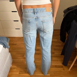 jeans wide icon - Säljer ett par klassiska  jeans i ljusblå tvätt. Jeansen har rak passform med lätt bootcut, fem fickor och knappgylf. De är tillverkade i slitstarkt bomullsjeans.