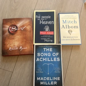 Bokpaket song of Achilles, the secret och två asbra - En prisbelönt roman som tar dig med på en episk resa genom antikens Grekland, fylld av kärlek, hjältedåd och mytologi. Perfekt för dig som gillar starka känslor och dramatiska berättelser.