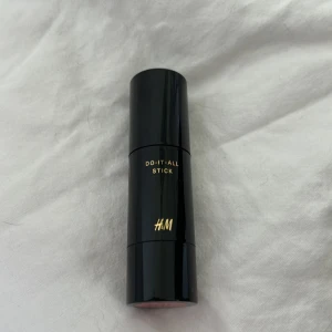 H&M Do-It-All Stick Golden Apricot - Multifunktionell sminkstick från H&M i färgen Golden Apricot, jätte bra! Använt typ 5 gånger. Varför den är konstigt formad är för jag skrivit på papper med den men funkar att använda!💓 skriv för köp eller pris nedsättning💓