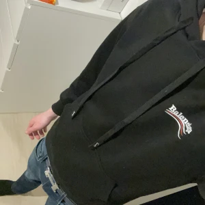 Balenciaga Political Hoodie - Säljer nu min stilrena balenciaga hoodie då den har blivit förliten. Det är Storlek M men är mer passande S! Självfallet äkta och kommer med tags | Nypris: 8000 Priset är ej hugget i sten