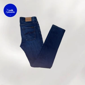 Nudie jeans  - Nudie jeans i modellen grim Tim. Storlek 30/32. Sitter slim. Hör av er vid fler frågor! Litet hål på baksidan, därav priset. 