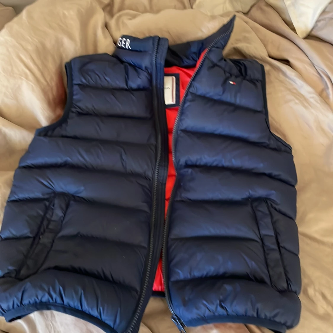 Mörkblå dunväst från Tommy Hilfiger