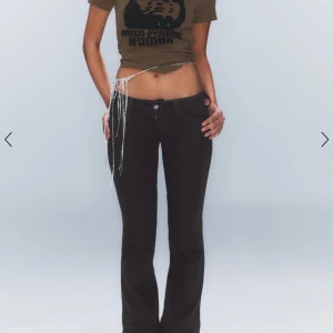 Svarta bootcut jeans - Snygga svarta bootcut jeans med låg midja. De var för små på mig det är storlek 24, har bara testat för dom var för små också 