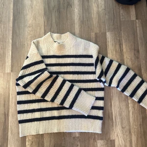 Randig tröja - Vit/beige tröja med marinblå ränder från hm, fint skick🙌🏼