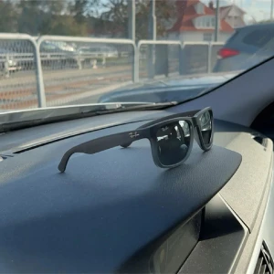 Svarta solglasögon Ray-Ban - Snygga svarta solglasögon från Ray-Ban, modell Justin RB4165. Bara höra av sig vid eventuella frågor. Kan gå ner i pris vid en snabb eller smidig affär  