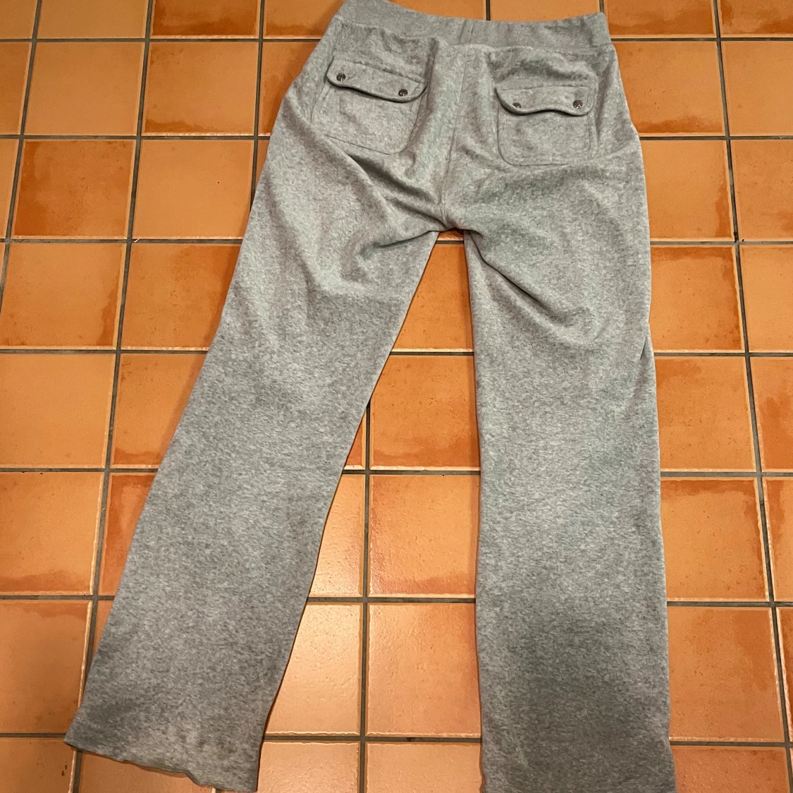 Grå byxor från Juicy Couture - 2