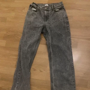 Grå jeansbyxor från Grunt - Säljer mina byxor från grunt då de är för små och de är mycket bra skick och tveka inte att höra av er om intresse 
