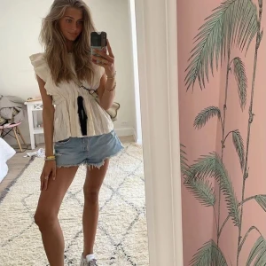 Blå jeansshorts med slitna detaljer - Snygga blå jeansshorts med slitna kanter och fransar. Från H&M 