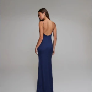 Marinblå långklänning med öppen rygg - Marinblå klänning med öppen rygg. Använd 1 gång. Perfekt till bal eller annan fin tillställning. Sälj ej längre 