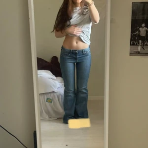 Lågmidjade bootcut jeans - Snygga blå bootcut jeans med låg midja. De är i storlek 38 men sitter som 36💘Använda kanske 3 gånger 
