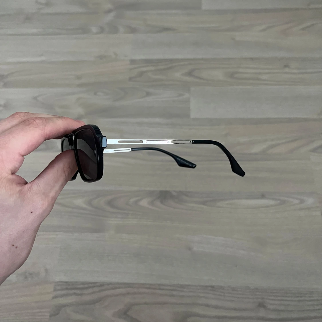 Svarta solglasögon med metallbågar - 1