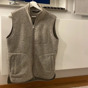 Grå fleeceväst från J.Lindeberg - Bra skick, priset kan diskuteras 