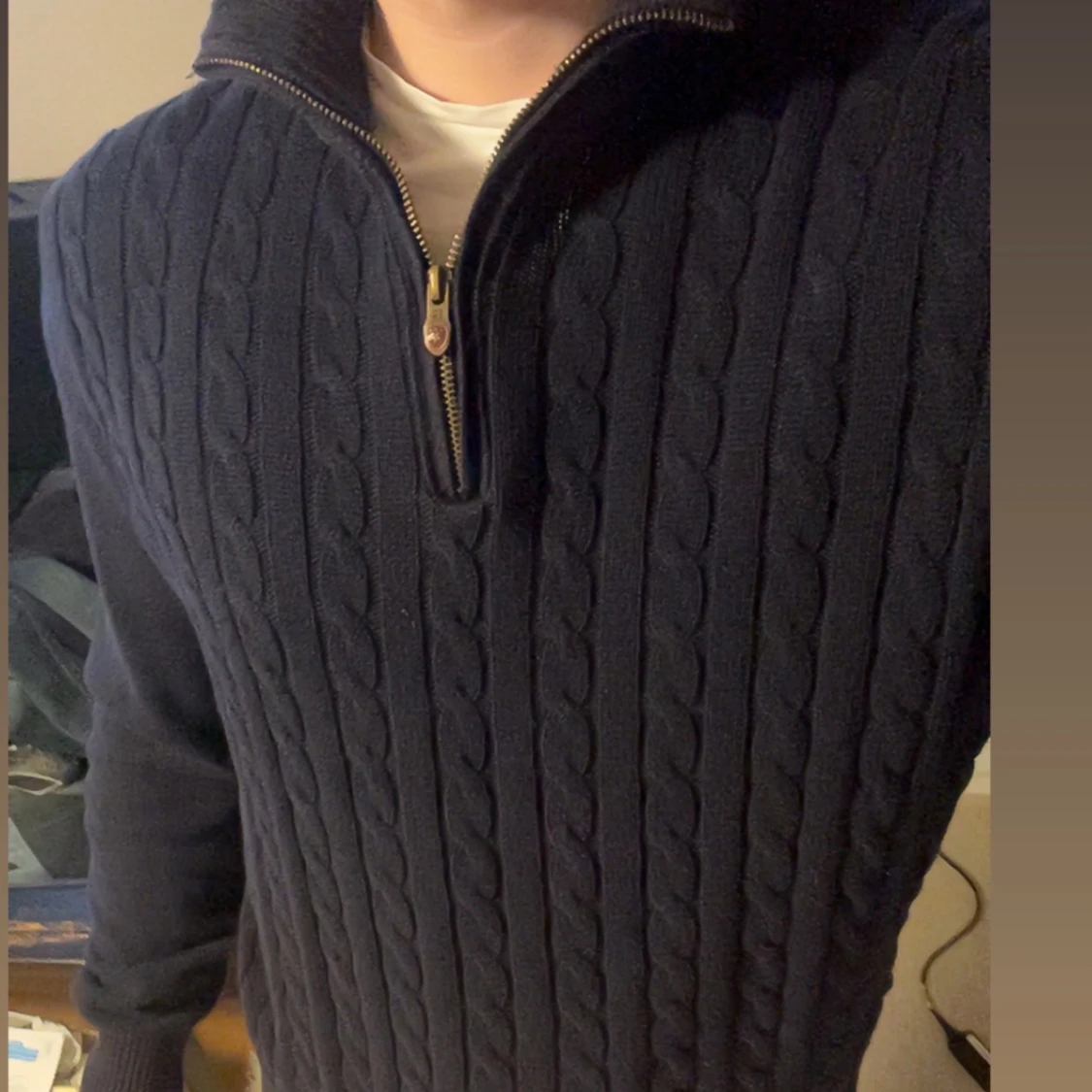 Mörkblå stickad tröja från Hampton Republic