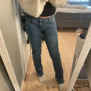 Blå jeans från Zara - Snygga och enkla jeans ifrån Zara som blivit lite för små