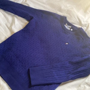 Stickad tröja från peakperformance - Säljer nu denna tröja från peakperformance. Tröjan är i storlek M, men passar någon som har storlek XS. Annars har den inga defekter