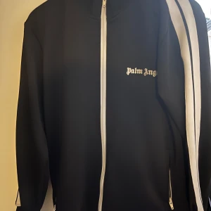 Svart zip hoodie från Palm Angels - Snygg skön Palm angels zip hoodie. Näst intill oanvänd. Köpt för 3500kr på rea.  Pris kan absolut diskuteras vid snabb affär!