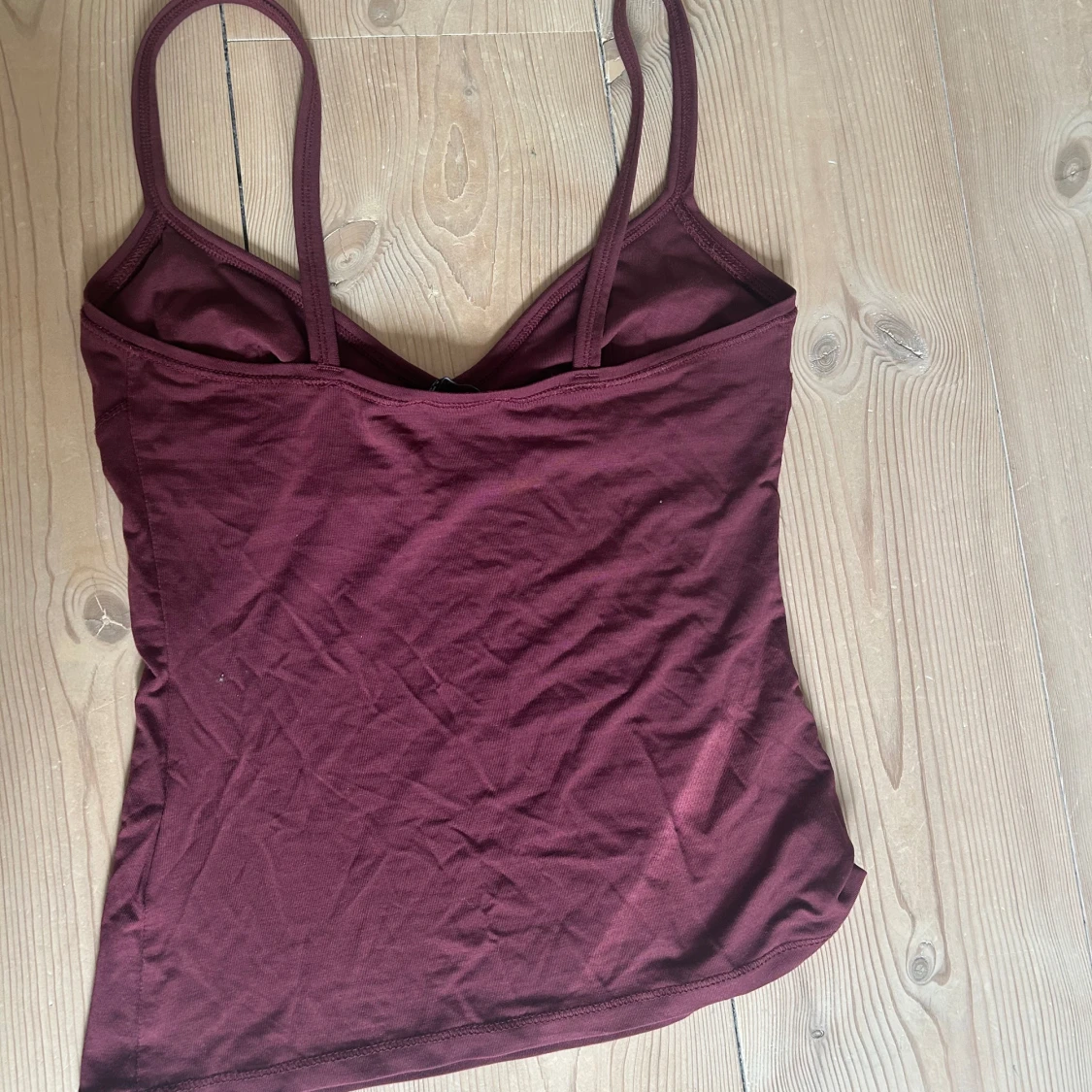 Vinrött linne med smala axelband  - 3