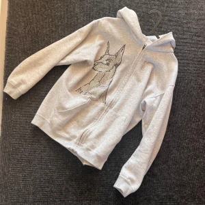 Bavaldi zip hoodie  - Säljer en grå bavaldi tröja  med en cool strassdesign av en hund på framsidan. Tröjan har dragkedja och långa ärmar, perfekt för en avslappnad stil. Den är både bekväm och stilren. Mycket bra skick !