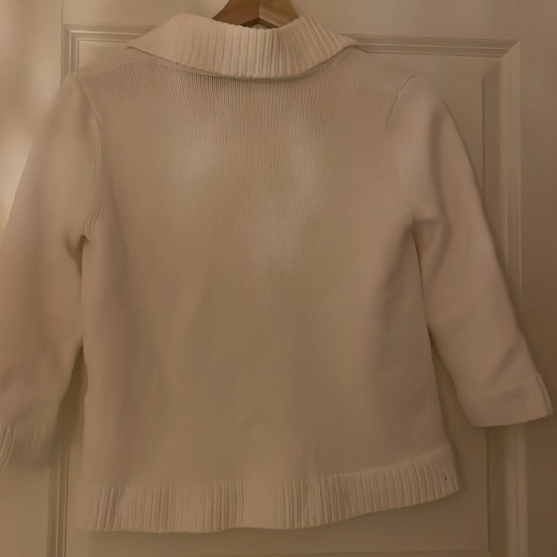 Vit stickad kofta från Jumperfabriken - 3