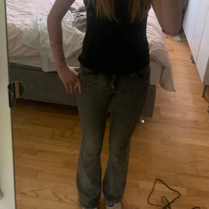 Grå jeans från Vero Moda - Snygga grå jeans från Vero Moda i en klassisk bootcut-stil. De har en normal passform och är tillverkade i denim. Perfekta för en avslappnad look. Har haft dom under vintern 2024. Jag växte ur dom