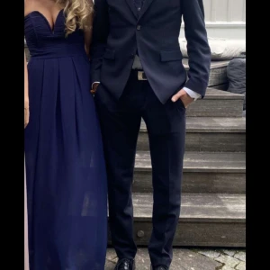 Marinblå  balklänning  - Säljer denna riktigt fina marin blå bal klänning. Använd en gång så den är som ny! Kom privat för frågor❤️❤️