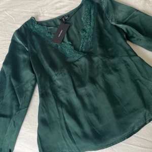 Mörkgrön blus - Ny blus från vero moda, bara testad med storlek S. Nypris 399kr.