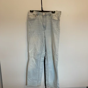 Ljusblå jeans från H&M - Säljer ett par ljusblå jeans från H&M. De har en klassisk femficksdesign och är tillverkade i ett mjukt denimtyg. Perfekta för en avslappnad stil.