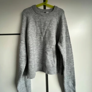 Grå stickad tröja - Mysig grå stickad tröja med rund hals och långa ärmar. Säljer denna då den är för liten på mig. 💞