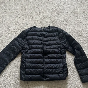 Uniqlo jacka - Jätte fin uniqlo jacka som dessvärre inte kommer till användning, jätte fint skick har inte använt den så mycket, storlek xxs men passar mig som har xs-s i på kläder❤️