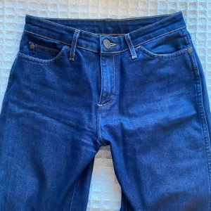 Wrangler jeans - Lågmidjade bootcut mörkblå