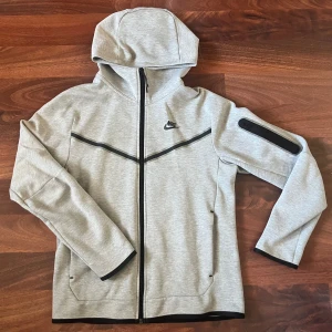 Nike Tech Fleece Hoodie - Den gamla designen. Ord pris 1149kr. Lite sönder på dragkedjan annars i bra skick