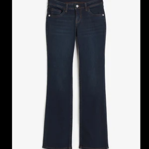 H&m jeans - Mörkblåa jeans från h&m, strl 42, lite nötta vid fötterna💓