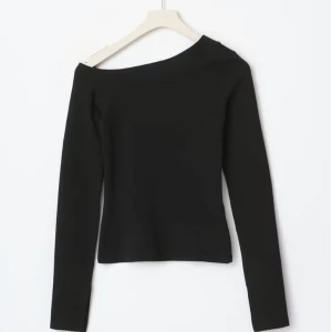 Svart offshoulder topp - Svart sneakers topp. Säljer tröjan eftersom att den bara ligger i min gaderob, används fåtal gånger. 