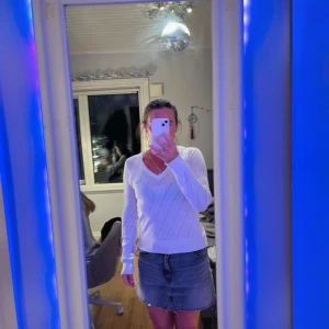 Tröja från Fred Perry - Skön tröja från  Fred Perry. Blir bara hängande, ett litet hål som är lätt att sy! Super snygg modell!