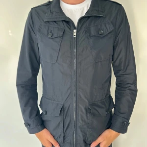 J.Lindeberg Jacka - J.Lindeberg Jacka | Skick 8/10 Inga defekter | Storlek M och färgen marinblå | Nypris ca 4000kr | Hör av er för mer information/bilder!