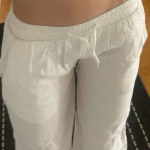 Linnebyxor - Vita linnebyxor! Säljer pga att linnebyxor inte riktigt är min stil. Storlek 152 men passar mig som är 161. Pris kan diskuteras. Ska egentligen vara med waist men sitter långt ner på mig då jag har en längre torso.