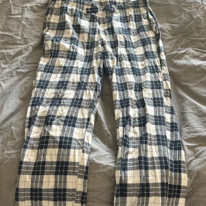 Flanell pyjamasbyxor från Kappahl - Säljer dessa sköna flanell pyjamas byxor från Kappahl i storlek S. Använts en del men har inga defekter. Säljer pga att de inte passar mig längre🩷 köparen står för frakten!! 