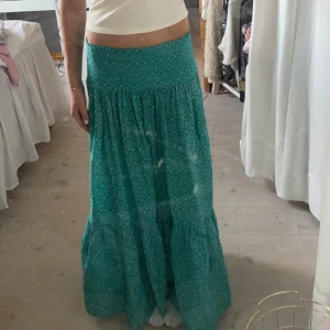 Zara kjol - En super snygg och populär zara kjol som är lång!💕😇 Använt få gånger och tycker den är super fin💕 (inga skador) storlek xs och nypris 559kr och säljer för 499kr 
