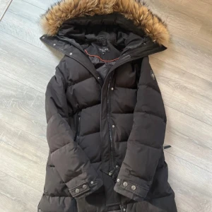Hollies Jacka - Super varm och skön vinterjacka. Älskar den men säljer endast för att ja vill ha en annan nästa vinter! Endast använd en vinter! 🥰