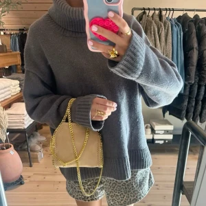 Grå stickad polotröja från H&M - Säljer en mysig grå stickad polotröja från H&M. Tröjan har en hög polokrage och långa ärmar med ribbade muddar, har även en slit vid sidorna. Perfekt för kyliga dagar och ger en stilren look. Passar bra till både jeans och kjol.     (Första bilden är inte min!)