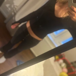 Svart långärmad topp - Säljer en stilren svart långärmad topp med en tight passform. Perfekt för en enkel och snygg look. Passar bra till både jeans och kjol. Den är v-ringad och har slits vid armarna💞