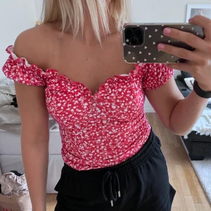 Blommig off-shoulder topp - Fin topp från Nelly, använd fåtal gånger ❤️ Strl M 
