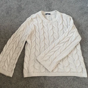 Stickad tröja från Ginatricot - Stickad/virkad tröja från Gina Tricot. Jättefin och bra skick, säljer för att jag har tröttnat på den. Storlek S, bra i storleken. Färgen är créme vit.