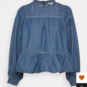Denim topp  - Jätte gullig vår blus i denim från only! Storlek S ✨✨🤩
